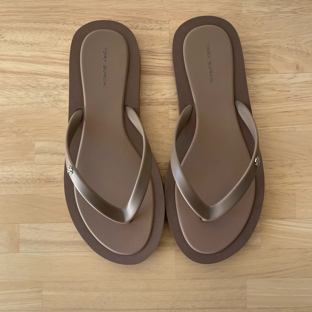 NWT Tory Burch Kira Padded Flip Flop - Color:
Mountain Gray / Silver, Size 8 - Picture 2 of 11